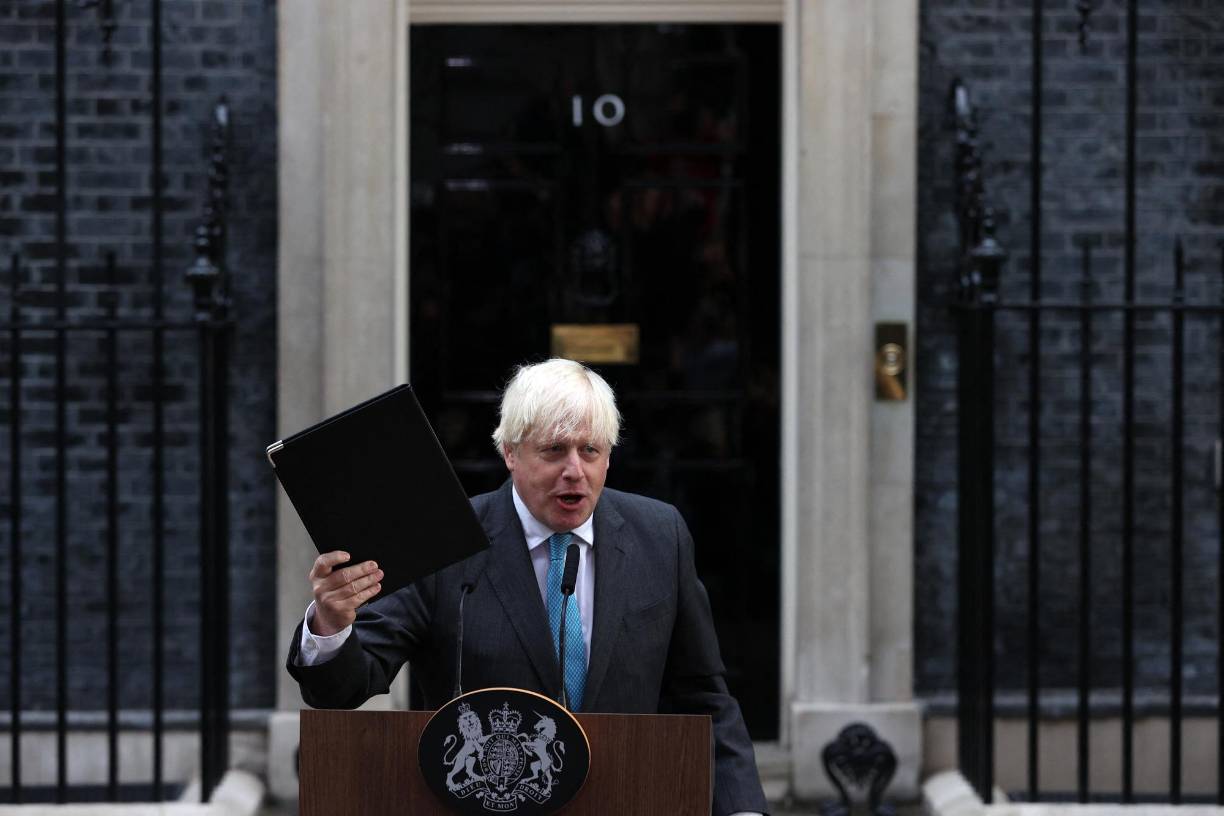 Boris Johnson, conservador (2019-2022). Uno de los primeros ministros más polémicos que haya tenido el Reino Unido presentó este martes formalmente su dimisión a la reina Isabel II, en el castillo de Balmoral, Escocia, donde la monarca, de 96 años, pasa sus vacaciones de verano.