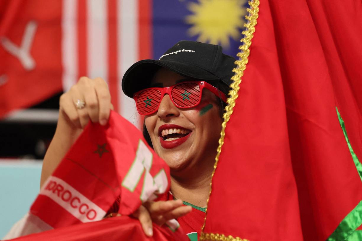 Ivana Knoll en duelo con bellas hinchas en el Croacia-Marruecos