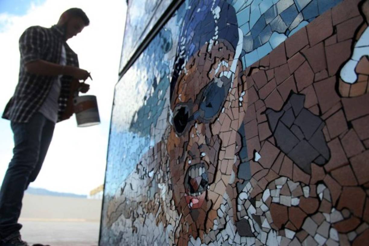 Uno de los artistas colocando las piezas que dan vida a un nadador.