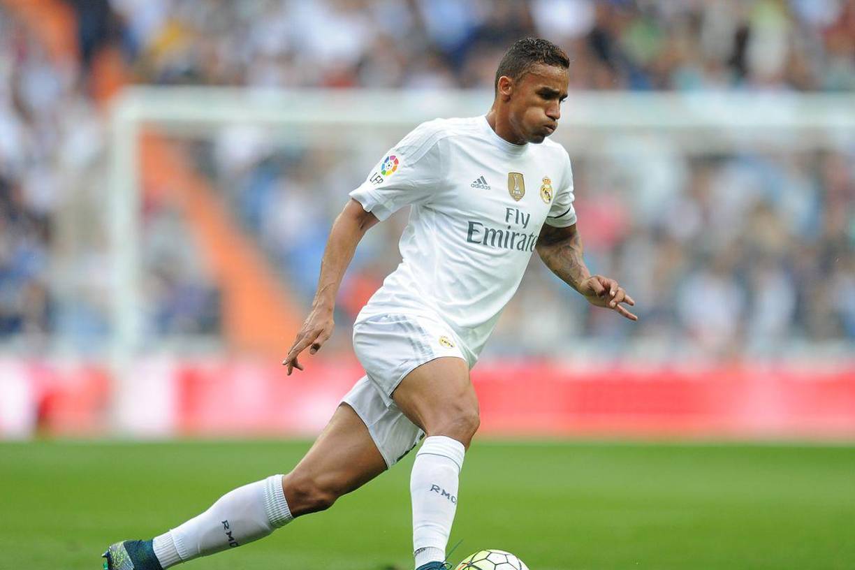 Real Madrid lo compró por 32 millones de euros, la más cara para un defensor en la historia de los blancos en ese momento.