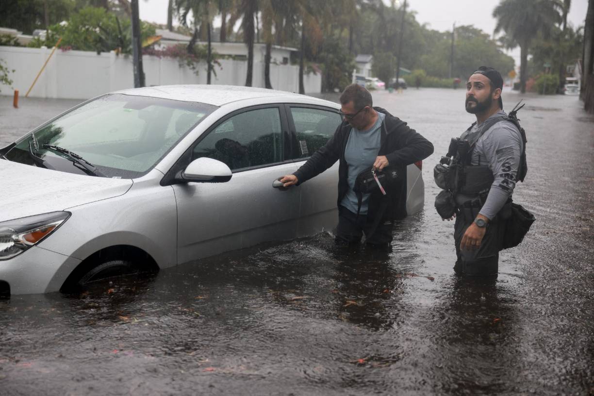 Varios conductores se vieron obligados a abandonar sus vehículos tras atascarse en las graves inundaciones.