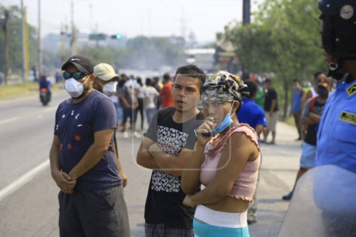 Jóvenes y adultos fueron parte de esta protesta durante la emergencia por coronavirus en Honduras, en la que ya se registran 382 casos y 23 muertos.
