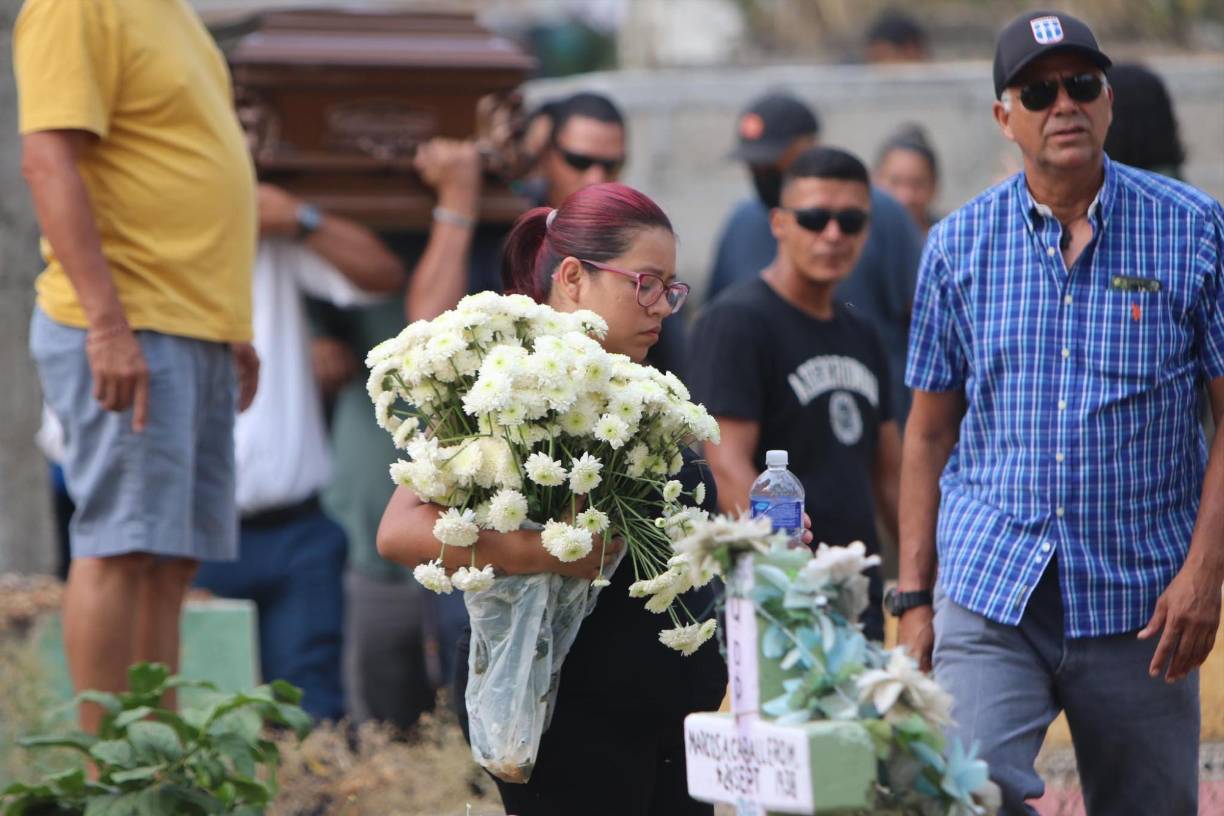 Personas en buena cantidad llegaron al Cementerio General de Comayagua para darle el último adiós a Elmer Canales.