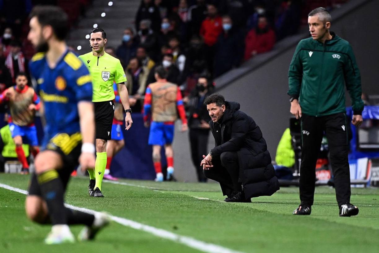 Diego ‘Cholo‘ Simeone, agachado observando el partido.