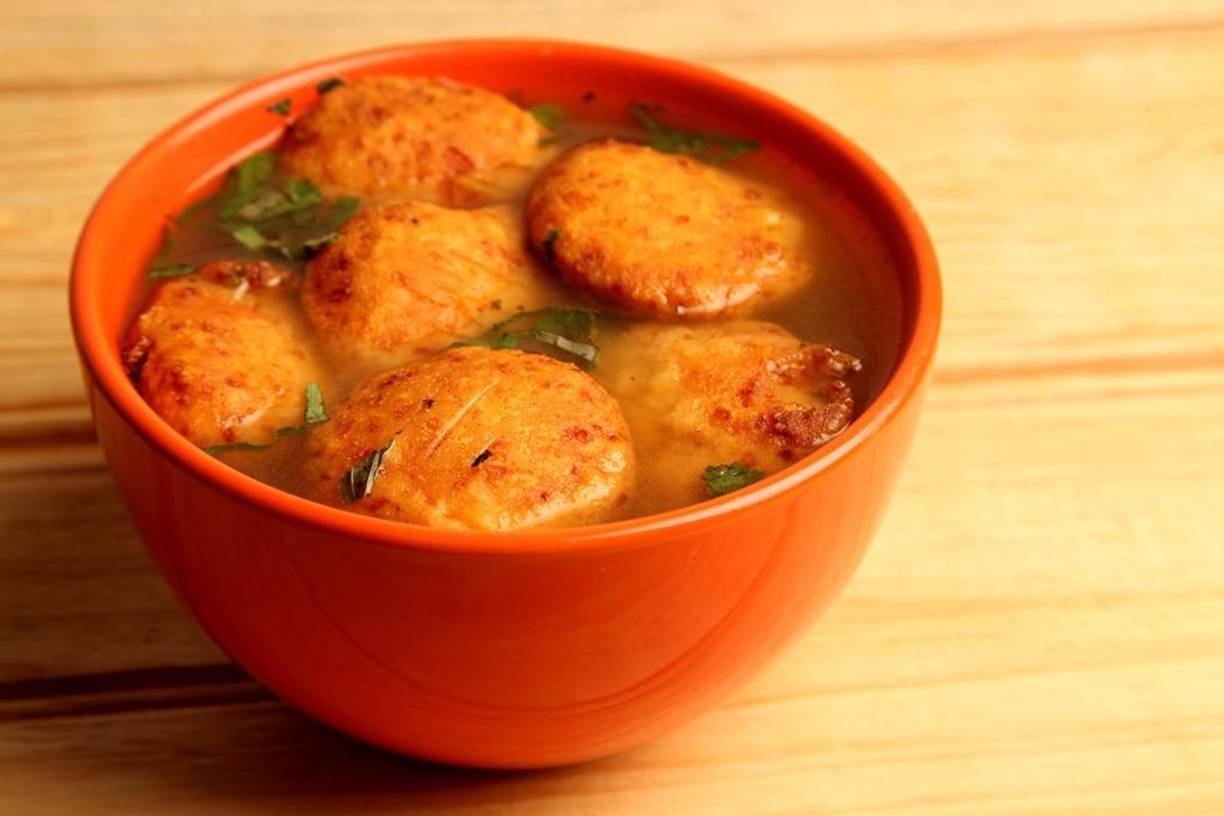  Sopa de capirotadas¿Cómo hacerla?La sopa de capirotadas es también conocida como sopa con tortitas de queso. Se trata de una sopa elaborada con pocos vegetales, y para realzar su sabor se sofríe previamente vegetales como cebolla, chile, ajo, cilantros, etc. Normalmente se sirve con trozos de papa, el caldo y las tortitas de cuajada o queso. Como complemento se sirve arroz blanco y tortillas, también se agrega un chorrito de limón y chile para mejor sazón.