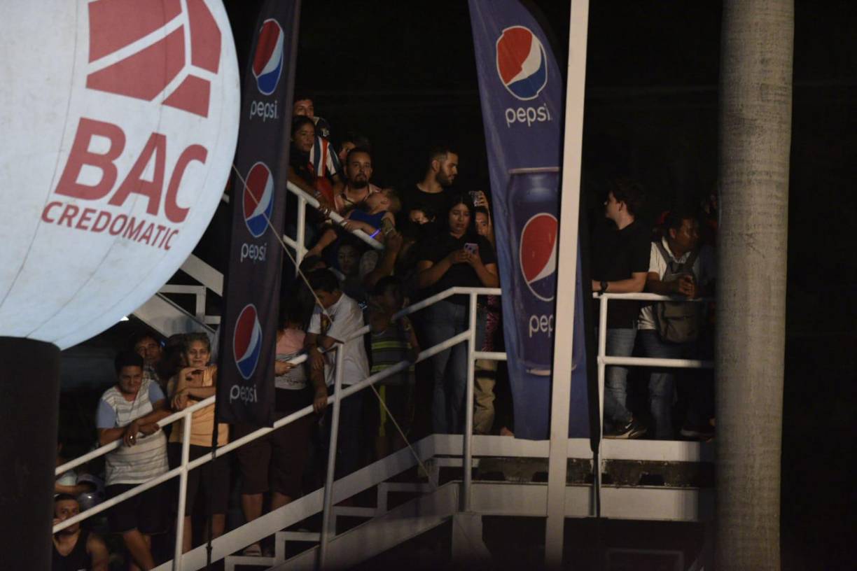 Los catrachos disfrutaron del show de Miguel Mateos y Vilma Palma, desde las 8: 30 pm hasta la medianoche. 