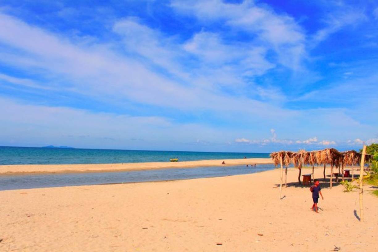 Esta aldea es reconocida por tener, quizá, los mejores cuadros de danza y música garífuna de La Ceiba y sus alrededores. En Sambo Creek se puede comer la auténtica comida garífuna (busque restaurante Kabasa? o el Centro Turístico Sambo Creek) o partir de ahí para Cayos Cochinos o Laguna de Cacao.