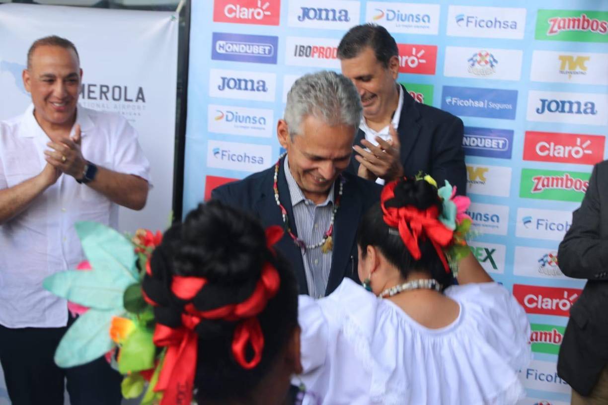 E incluso, el estratega sacó los pasos bailando punta catracha. El entrenador no se negó al reto de bailar el famoso ritmo hondureño.