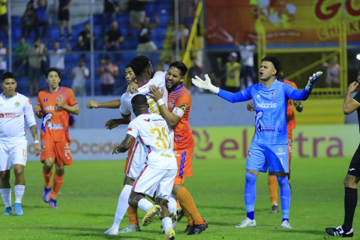Jorge Benguché y jugadores de la UPN perdieron el control sobre la recta final del juego.