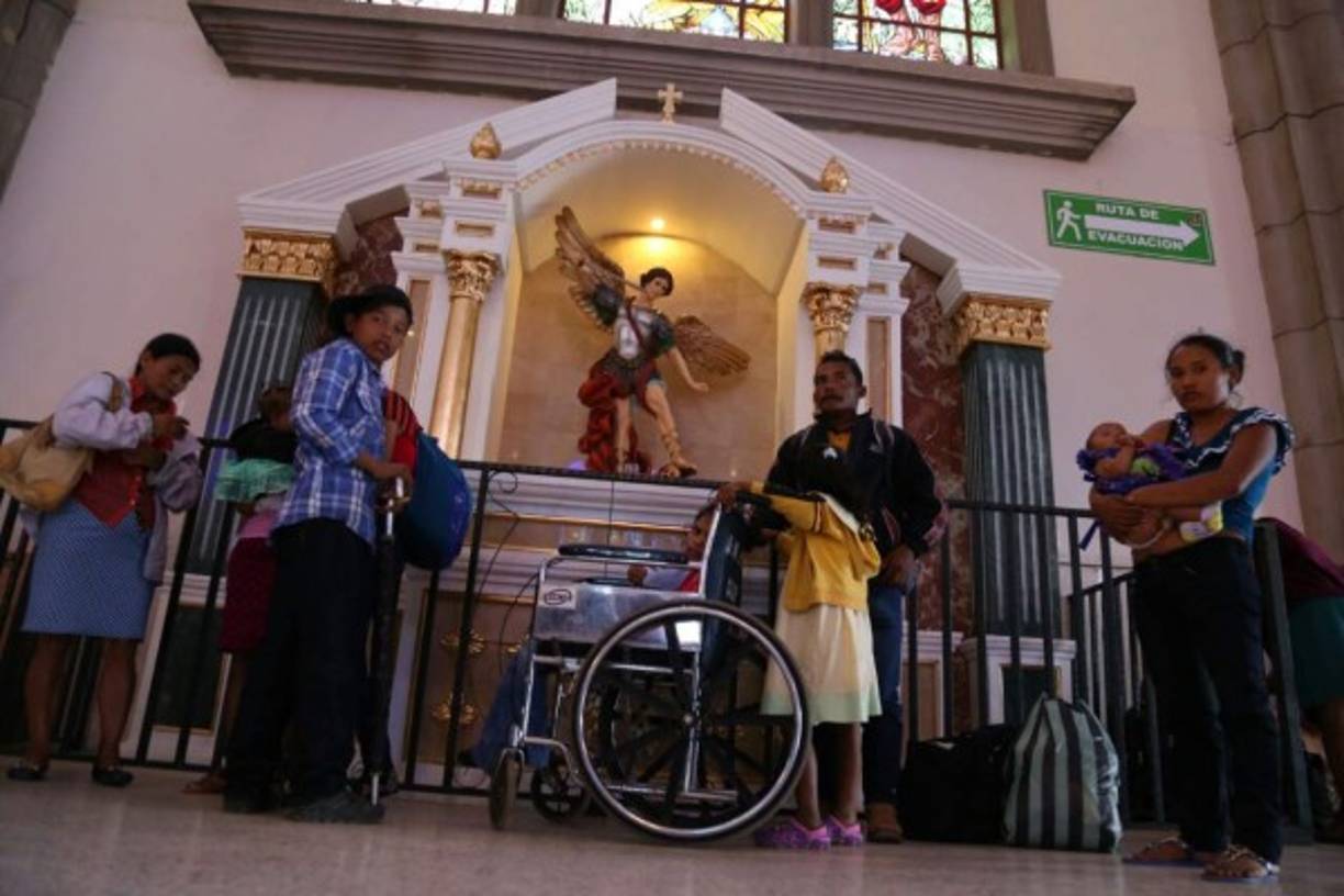 Los peregrinos están apostados con fe en el santuario en la aldea de Suyapa.