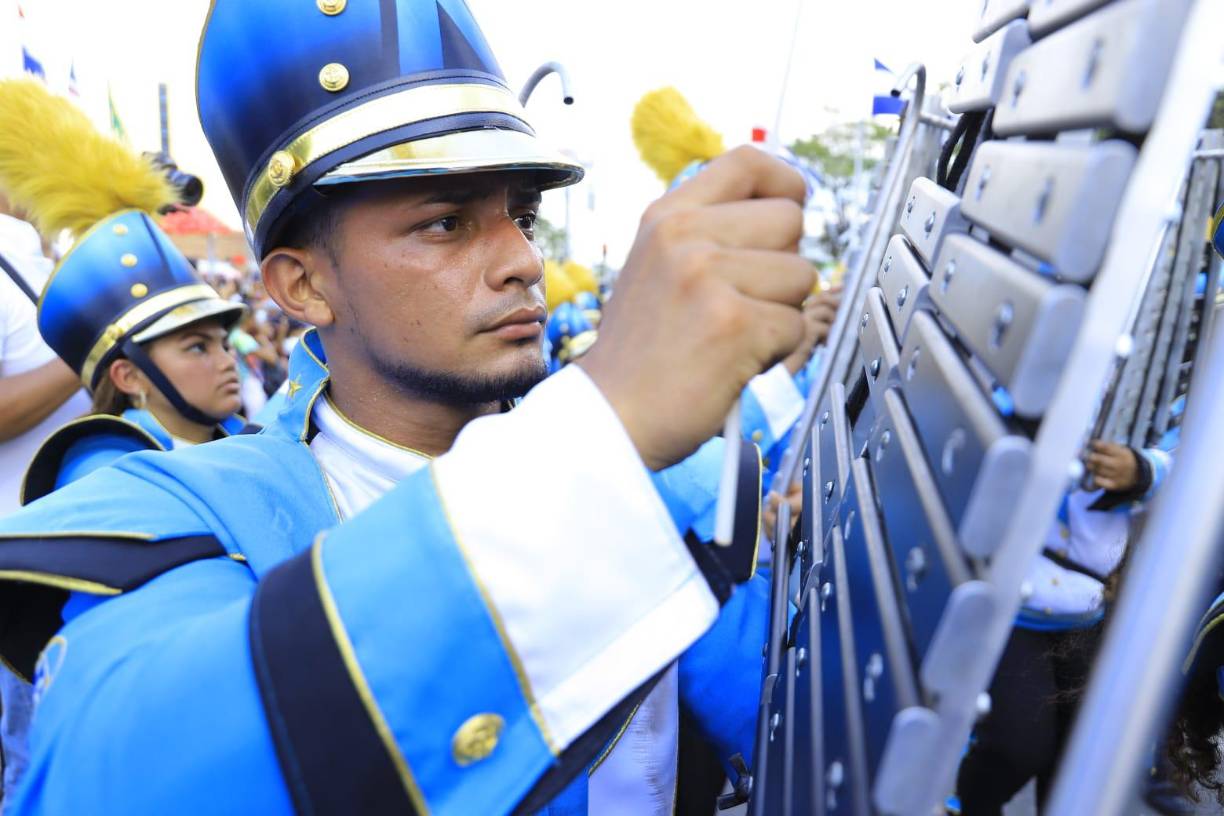 El avance de la banda fue lento, pues la gente impedía que se movilizara con normalidad.