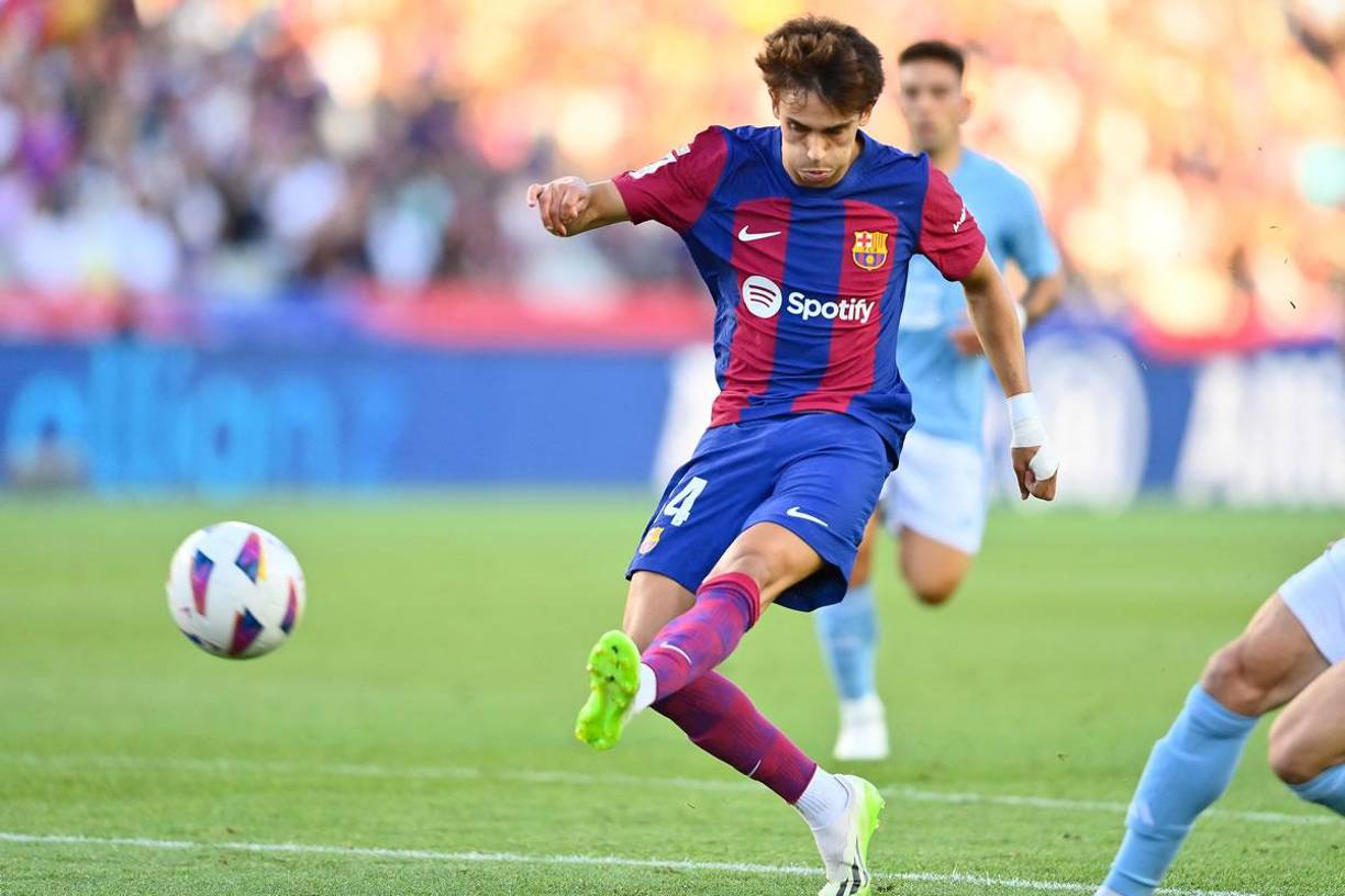 Joao Félix casi marca el empate del Barcelona con este zurdazo que salió elevado de la portería del Celta.