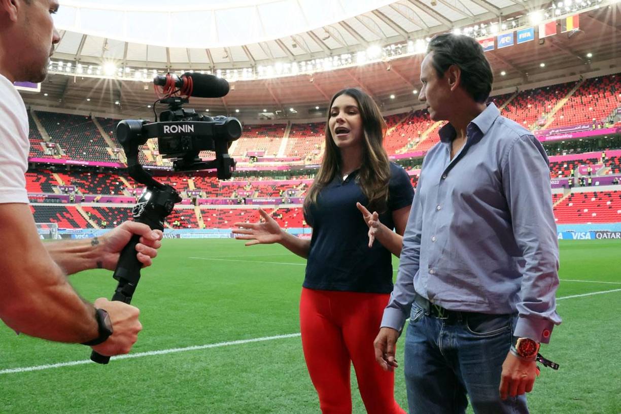 Dos periodistas hace una transmisión antes del partido entre Croacia y Bélgica en el estadio Ahmad Bin Ali.