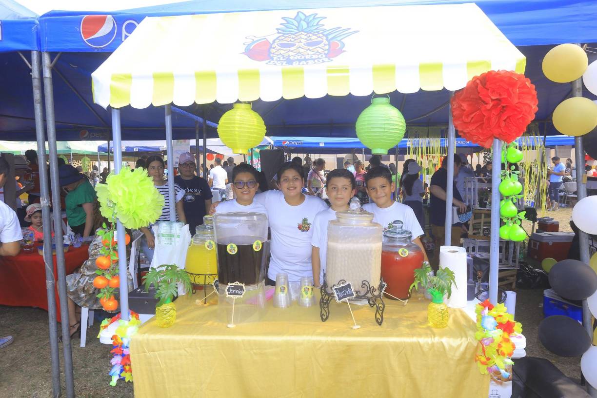 Estos guapos caballeros de quinto grado emprendieron su negocio de jugos naturales “El sorbo del sabor”