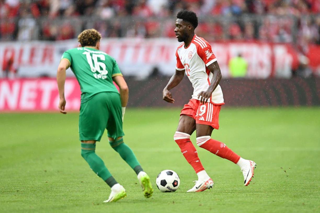 Alphonso Davies sobre su futuro: “Me siento muy cómodo aquí, juego en un equipo increíble, en uno de los mejores de Europa. Me mantengo concentrado y lo doy todo por el equipo y por nuestros aficionados”.