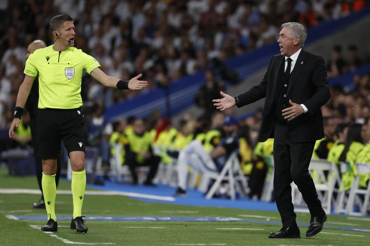 Ancelotti le expresó su enfado a la cuarteta arbitral ya que señalaba que la pelota había salido antes del gol de Kevin De Bruyne.