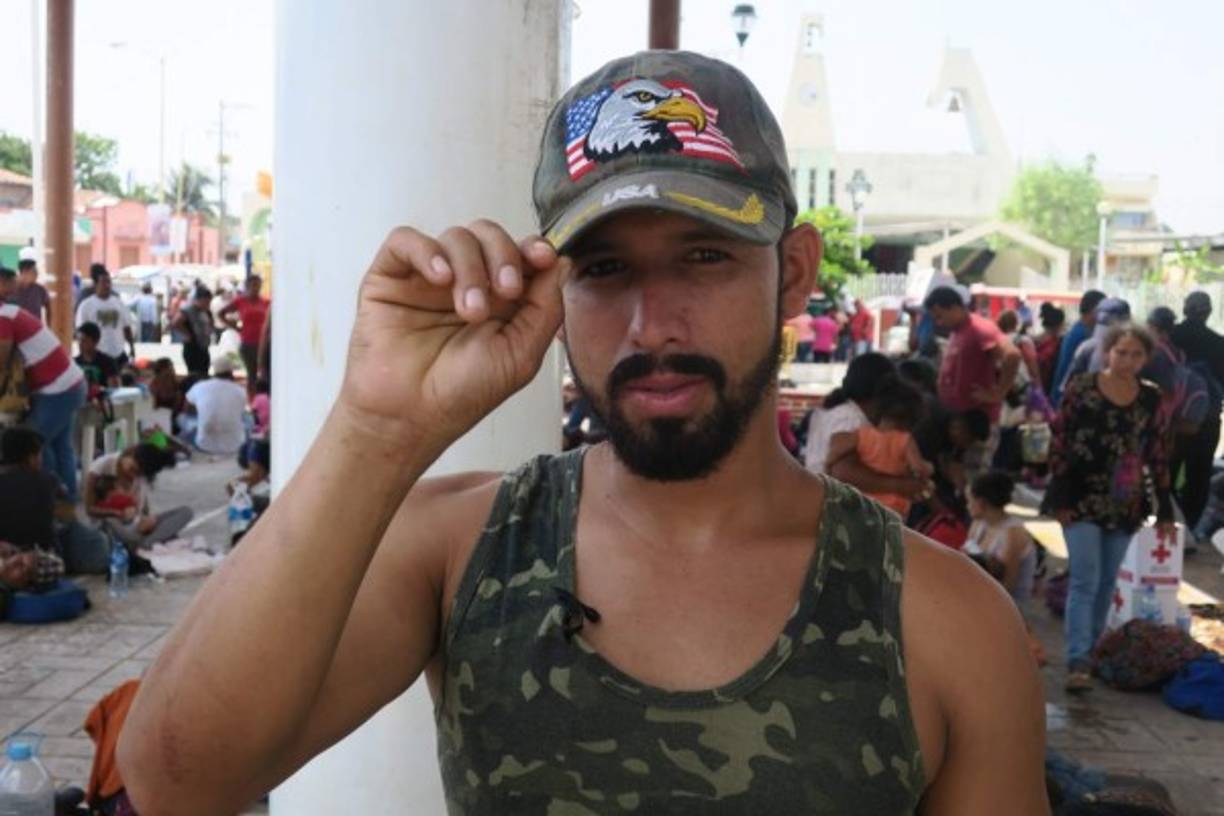 ACOMPAÑA CRÓNICA: MÉXICO MIGRACIÓN - MPT003. MAPASTEPEC (MÉXICO), 27/03/2018.- El migrante Donaldo Enrique Romero posa para Efe este 26 de marzo de 2018, en en la población de Mapastepec, en el estado de Chiapas (México). A pie o pidiendo un 'ride', más de mil migrantes centroamericanos atraviesan estos días México rumbo a Estados Unidos en una caravana que este año ha multiplicado sus participantes debido a la delicada situación que vive Honduras. Entre ellos está Donaldo Enrique Romero, cuya gorra, en la que está dibujada una bandera estadounidense y un águila, da pistas sobre su destino: 'Estados Unidos es la meta', sentencia. Cansado de las amenazas y la crisis política en su país, que -asegura- ha aumentado los costos de vida, este hondureño llegó a la sureña ciudad mexicana de Tapachula, muy próxima a la frontera con Guatemala, el pasado enero. EFE/Isabel Reviejo