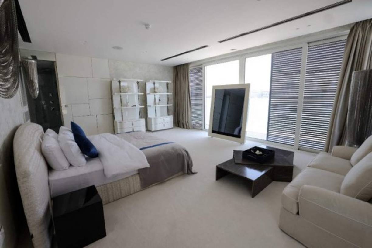 Ese mismo mes, las transacciones inmobiliarias de propiedades por montos mayores a 10 millones de dirhams (unos 2,23 millones de euros, unos 2,72 millones de dólares) llegaron a 90, según Property Monitor, que registra entre 350 y 400 ventas por estos montos anuales.