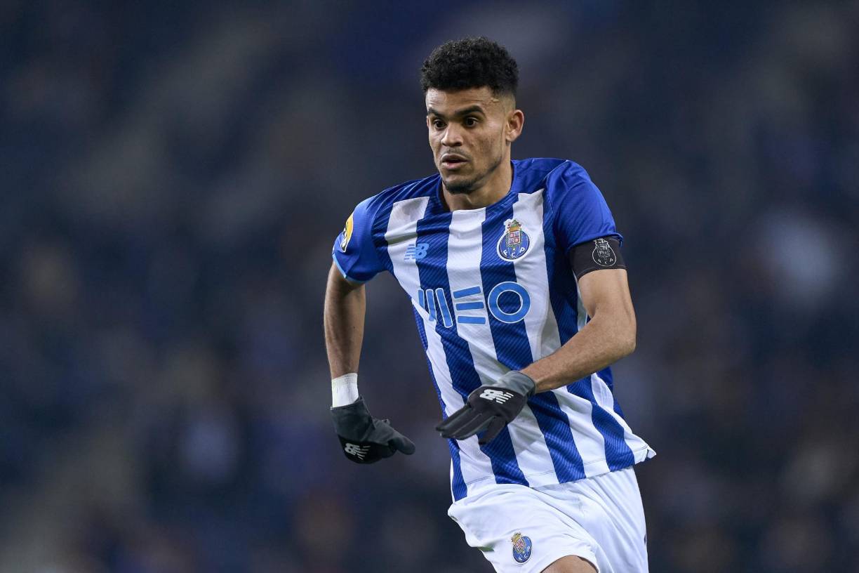 La llegada del delantero del Porto, Luis Díaz, al Tottenham podría estar más cerca. Fabrizio Romano, periodista italiano especializado en el mercado de fichajes, informa de que el acuerdo con el jugador es total, pero todavía no hay acuerdo con el club luso, que habría rechazado una oferta de entre 35 y 40 millones de euros.