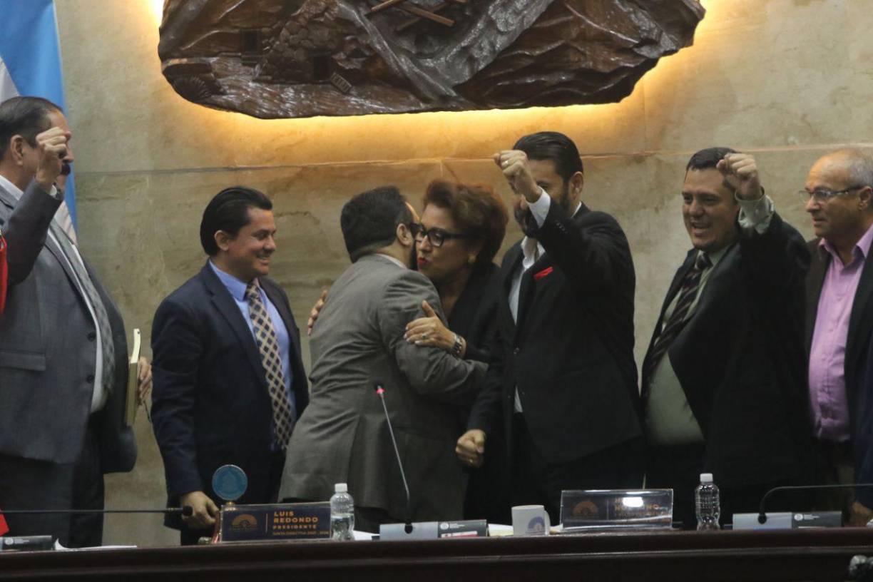 Después de un consenso entre las tres bancadas mayoritarias en el Parlamento, conformadas por los partidos Libertad y Refundación (Libre, en el poder); Nacional, primera fuerza de oposición, y Liberal, segunda, 117 diputados, de los 128 que integran el poder Legislativo, votaron electrónicamente a favor de los quince magistrados que ejercerán para el período 2023-2030.