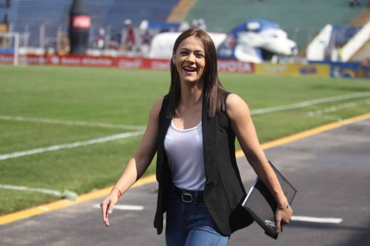 La hermosa periodista Isabel Zambrano, de Televicentro, llegó al estadio Nacional para cubrir el clásico.