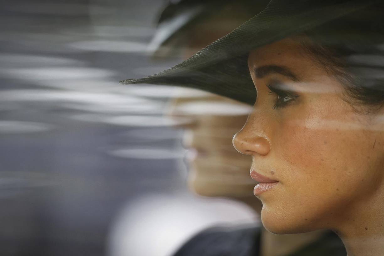  “La duquesa de Sussex, de 41 años, entró en la histórica iglesia en una sombría procesión detrás del ataúd de la Reina. Frente a ella estaban Kate, los dos hijos mayores de ella y el Príncipe Eduardo y su esposa, la Duquesa de Wessex”, indicó Daily Mail.