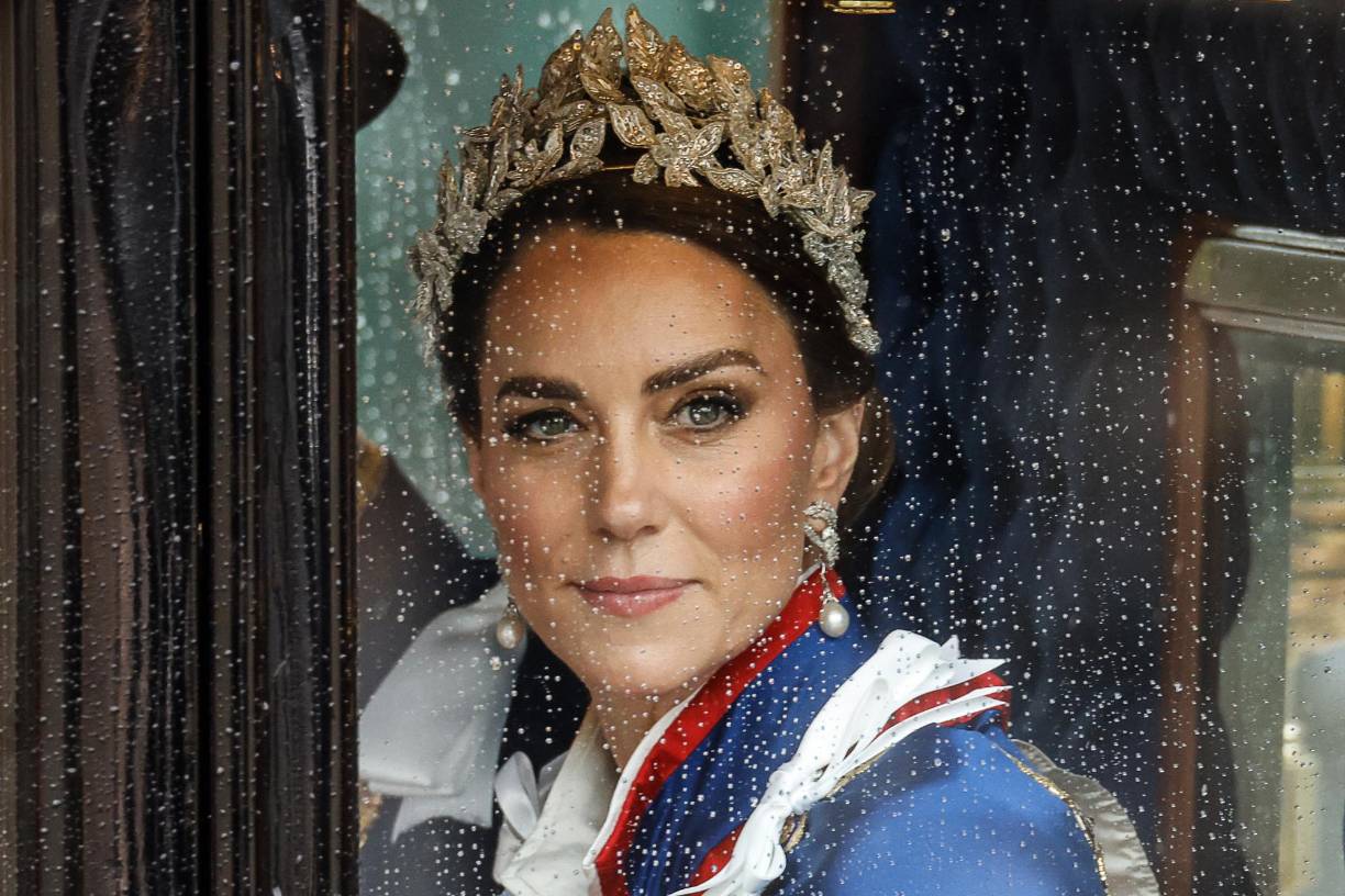 La princesa de Gales, Kate Middleton, futura reina del Reino Unido, acaparó la atención mediática en la coronación de Carlos III, en la que realizó un sutil homenaje a su fallecida suegra, la princesa Diana.