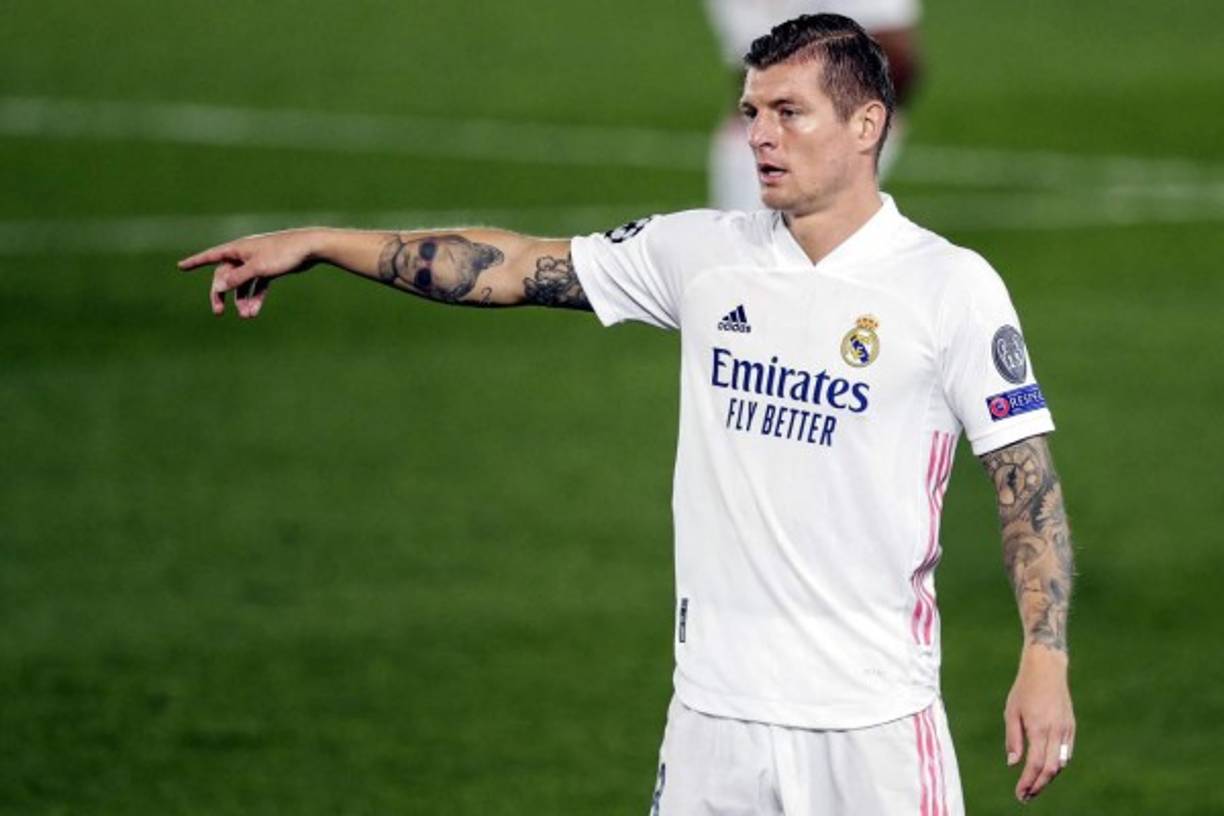 En Italia, la prensa del país transalpino asegura que la Juventus está interesada en el centrocampista alemán Toni Kroos y que incluso estaría pensando en preparar una oferta al Real Madrid. Misma que sería de unos 40 millones de euros, según los portales italianos.<br/><br/>Las salida de Aaron Ramsey y de Merih Demiral serían suficientes como para que la Juve pudiera intentar el fichaje de Kroos, un jugador muy del agrado de Massimiliano Allegri, el nuevo entrenador de la Vecchia Signora. Kroos, de 31 años, tiene contrato con el Real Madrid hasta 2023.