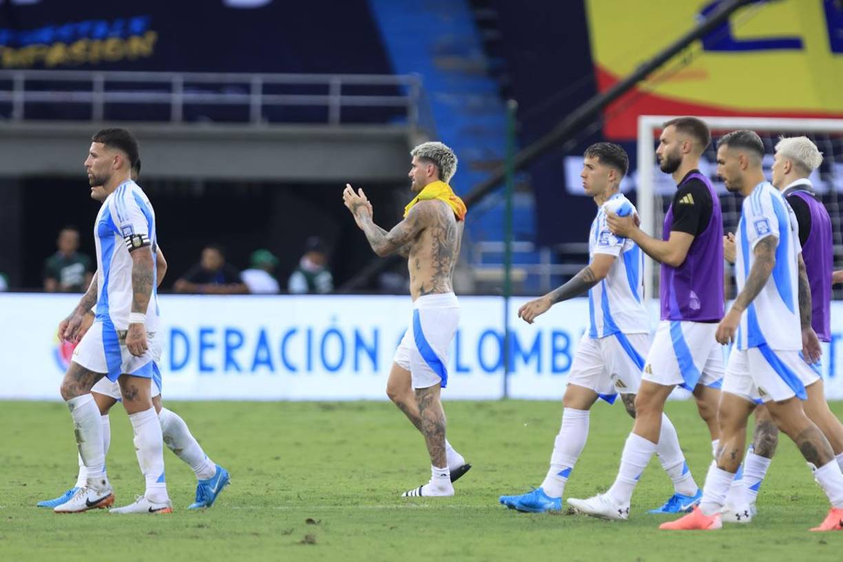 La tristeza de los jugadores de Argentina tras la derrota contra Colombia en las eliminatorias sudamericanas.