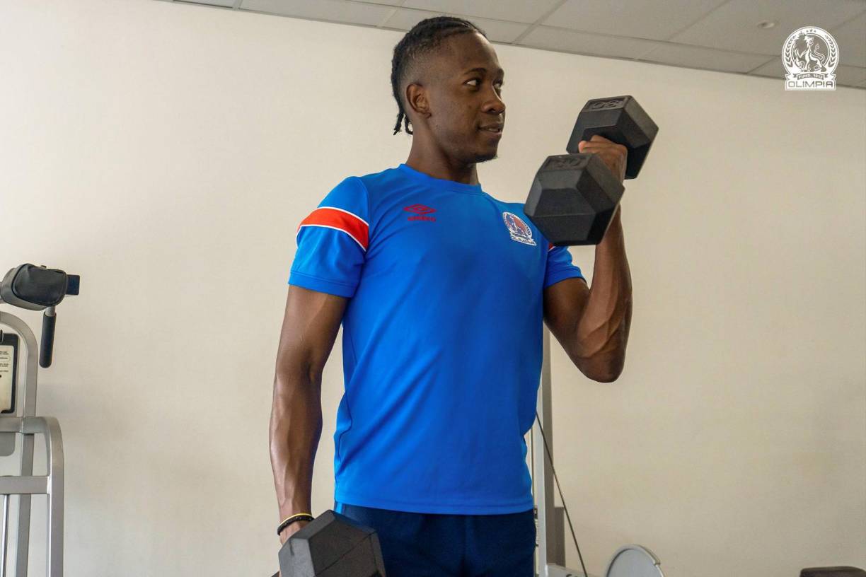 Alex Güity confía en ganarse la titularidad frente a la experiencia de Edrick Menjívar y José Mendoza. Imágenes cortesía del Olimpia.