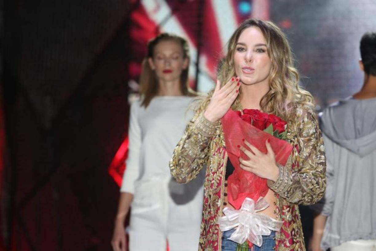 La cantante Belinda saludó a los presentes por menos de un minuto al presentar una colección de zapatos con su nombre, este miércoles.