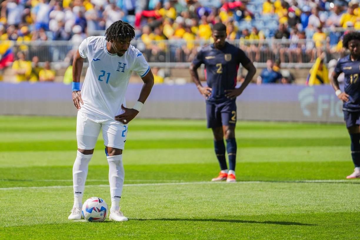 Bryan Róchez, el único legionario en la Bicolor, se prepara para lanzar el penal con el que Honduras empató el juego ante Ecuador.