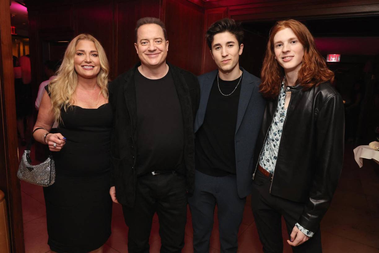Afton Smith, Brendan Fraser, Holden Fletcher Fraser, y Leland Francis Fraser compartieron amenamente en la The CAA Pre-Oscar Party en el Sunset Tower Hotel en Los Angeles, California.