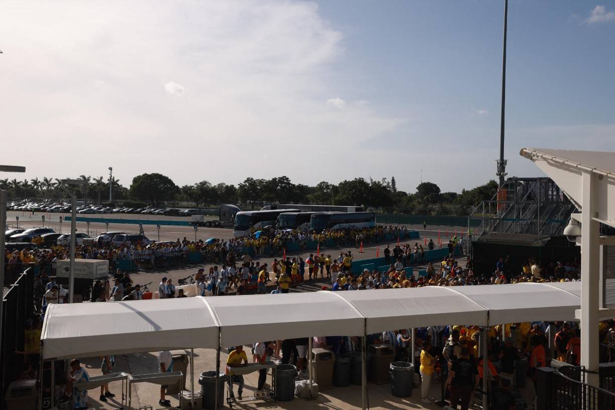 Largas filas previo al inicio del juego para ingresar al estadio.