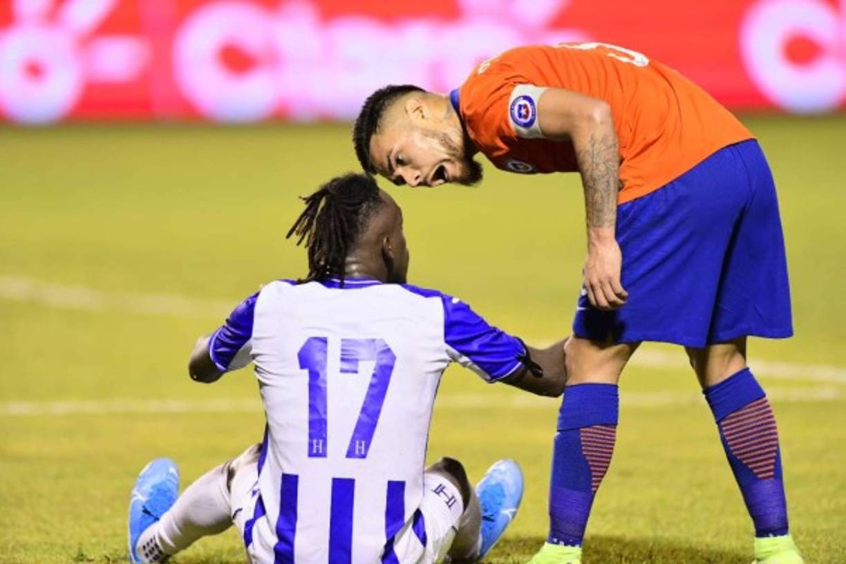 El chileno Paulo Díaz, de River Plate, discutiendo con Alberth Elis, quien pedía penal por una falta.