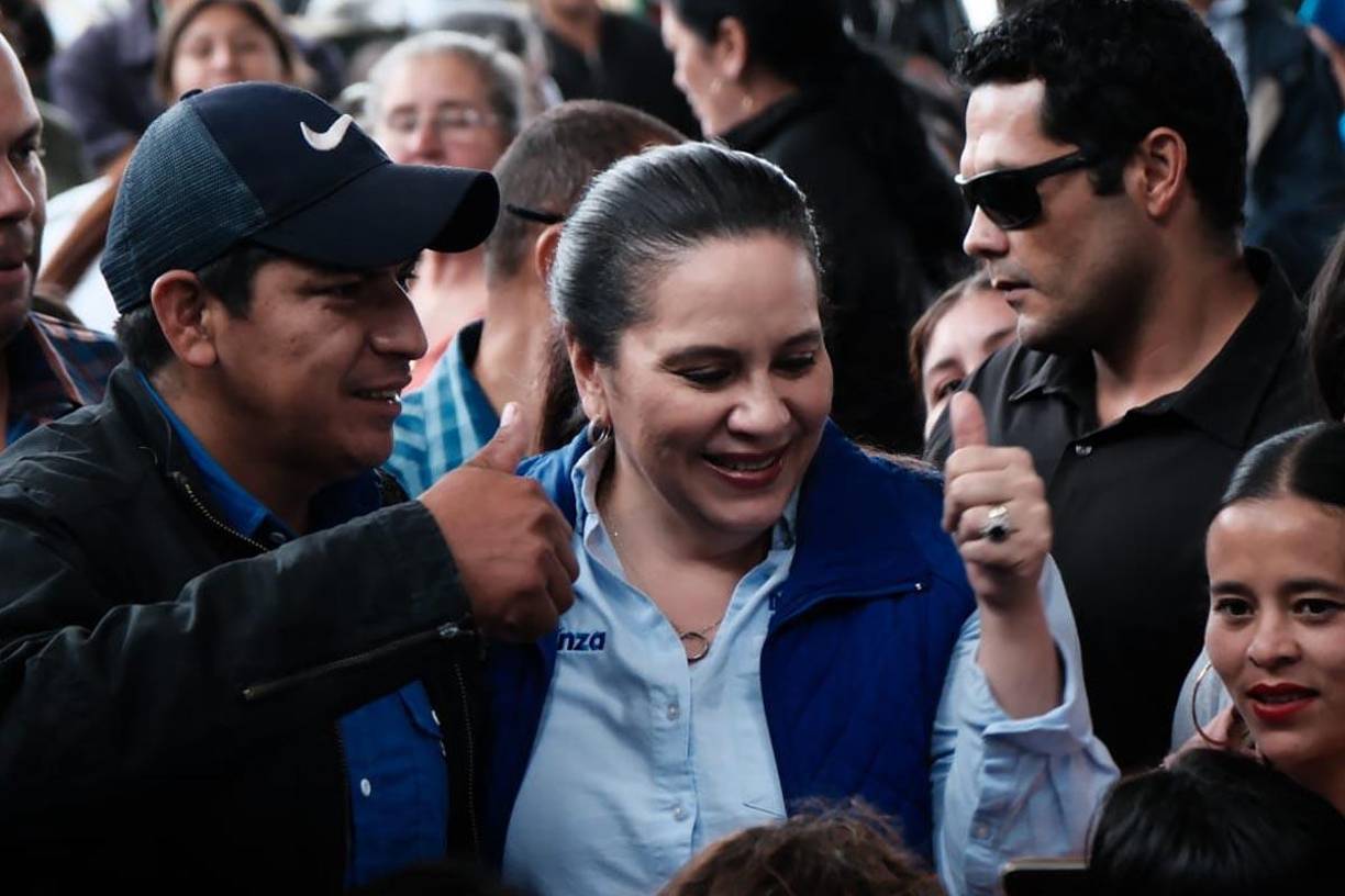 Ana García dialoga con la comunidad de Intibucá sobre sus necesidades y desafíos.