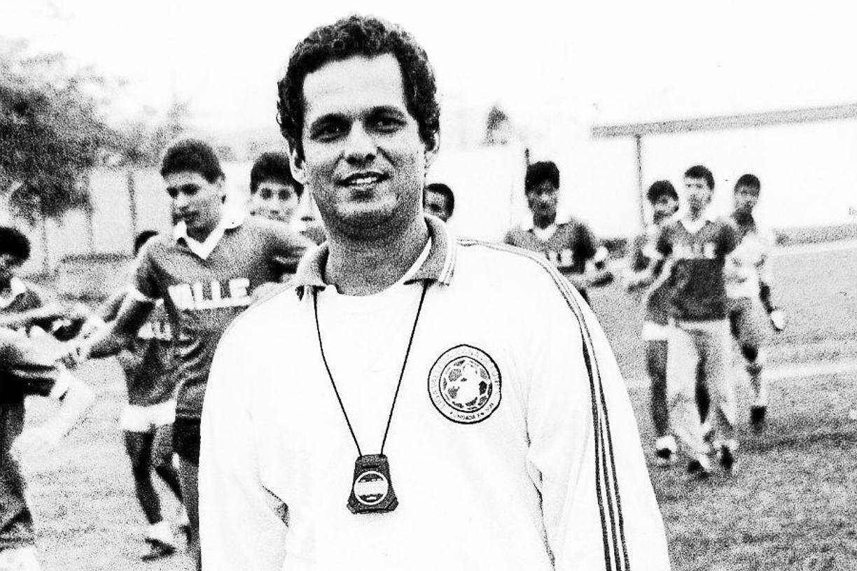 Quiso ser jugador - Rueda fue capitán de la Selección de su colegio y lo hacía de centrodelantero... Después lo intento como defensa central ya que no era muy rápido.