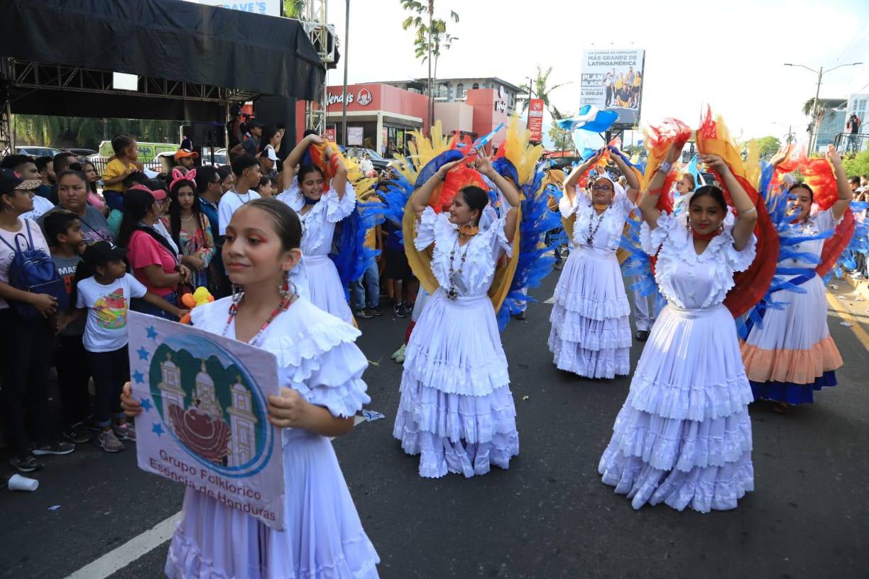 Feria Juniana 2023: Desfile de carrozas reúne a miles de familias