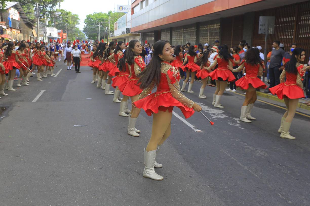 De acuerdo con autoridades educativas, más de 300 centros educativos desfilarán durante los tres días.