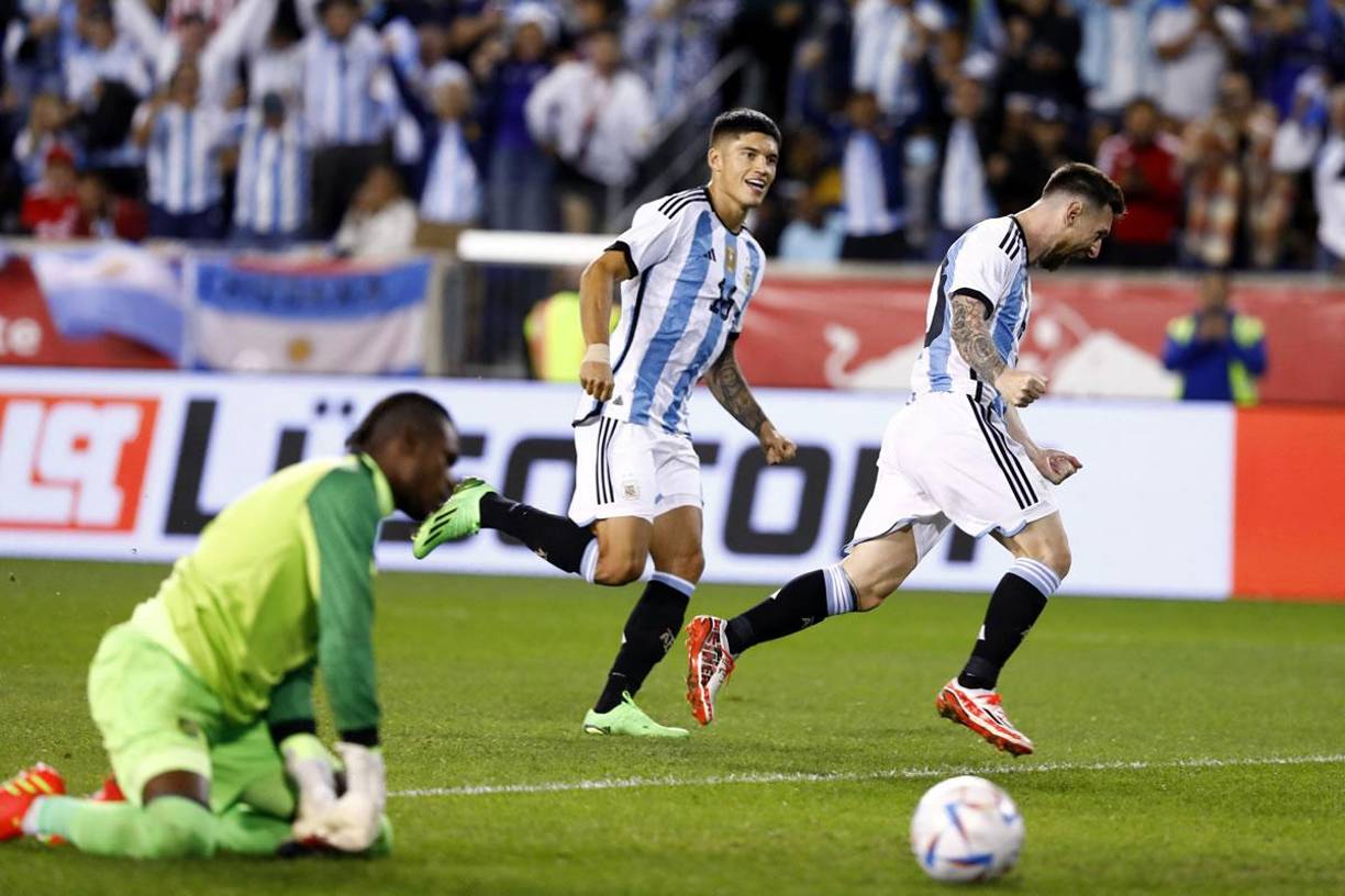 Messi entró de cambio y volvió a mostrar su olfato goleador. Acá celebrando su primer gol del partido, era el 2-0 de Argentina.