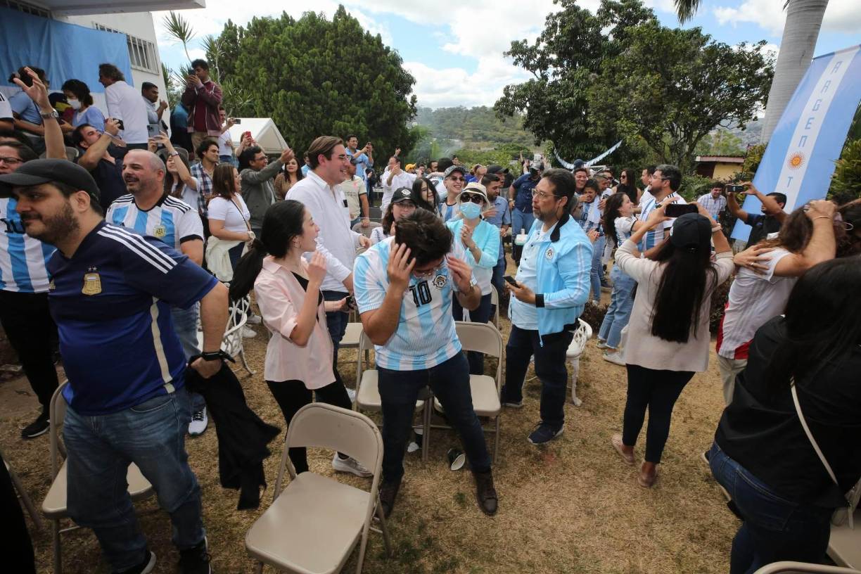 La ilusión comenzó con los goles de Messi y Ángel Di María anotaron los primeros tantos.
