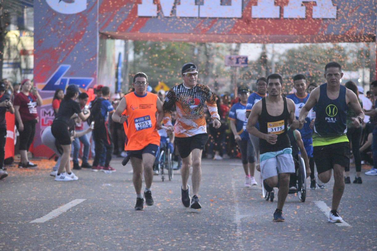 Personas de todas las edades participan en la carrera de atletismo más importante de Honduras.