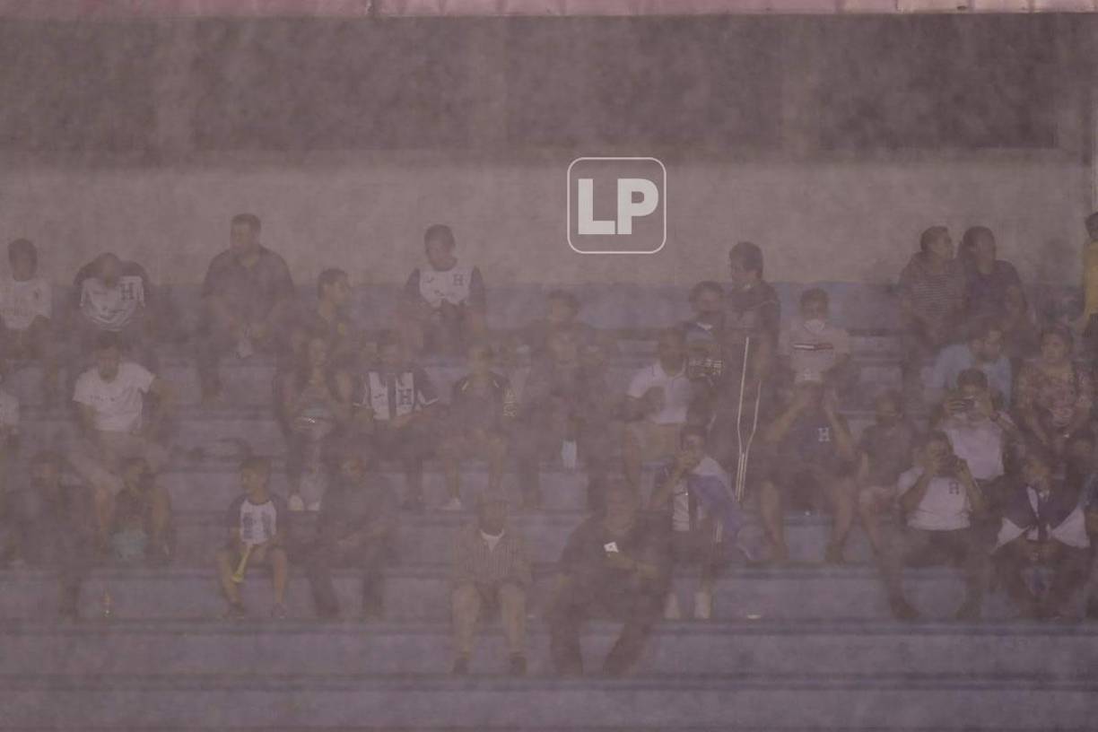 A estos aficionados no les importó la lluvia y apoyaron a la Bicolor.