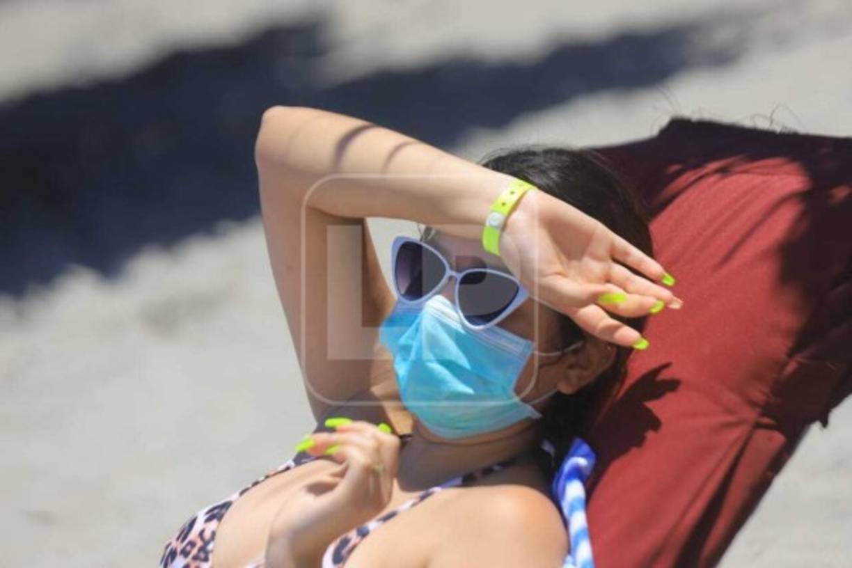 Las autoridades del Sistema Nacional de Gestión de Riesgos (Sinager) recomendaron no olvidarse de seguir las medidas de bioseguridad y hay varios que las han cumplido, como esta dama que toma el sol con mascarilla.