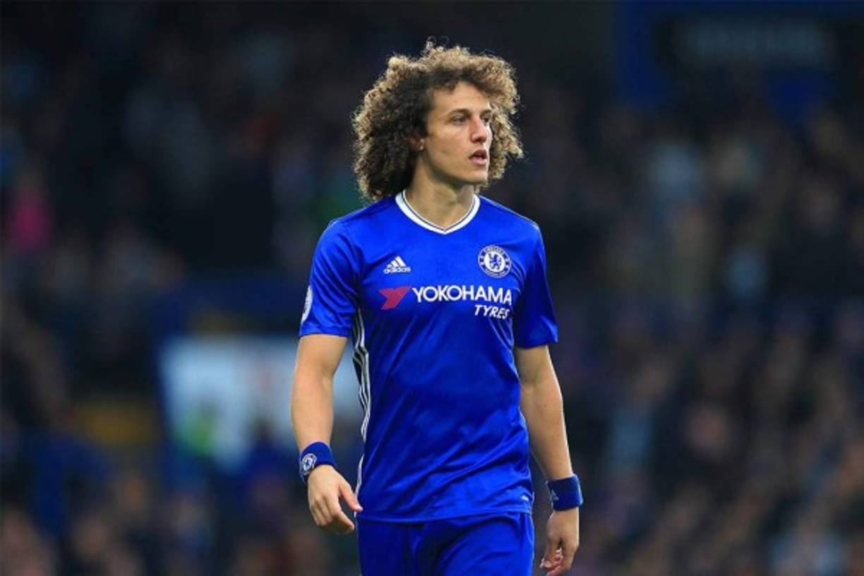 La Juventus quiere a David Luiz, objetivo del Real Madrid, para el mercado de fichajes. Según ESPN, el defensa brasileño buscar minutos para entrar en la selección brasileña que disputará el Mundial de Rusia. Con las puertas cerradas en el Chelsea por su mala relación con el técnico Antonio Conte, todo hace indicar que el ex del PSG saldrá en este próximo invierno de Londres. La escuadra italiana viene con 25 millones de euros por un central que tiene una dilatada experiencia al máximo nivel europeo. En el Real Madrid podrían alcanzar esa cifra, pero se barajan otro tipo de nombres como Bonucci –al que los capitanes habrían dado el O.K.– que agradan más a la cúpula blanca.