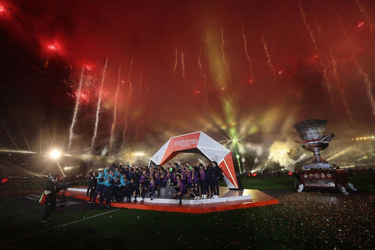 Los jugadores del Barcelona celebrando con el trofeo de campeones de la Supercopa de España.