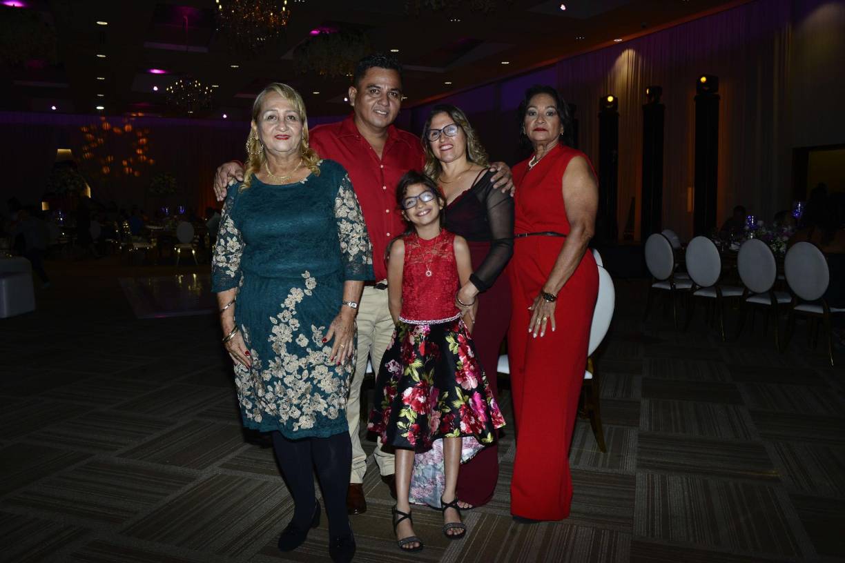 Irma, Maynor y Camila Cañas junto a Gladys Rivera y Pradí Carías