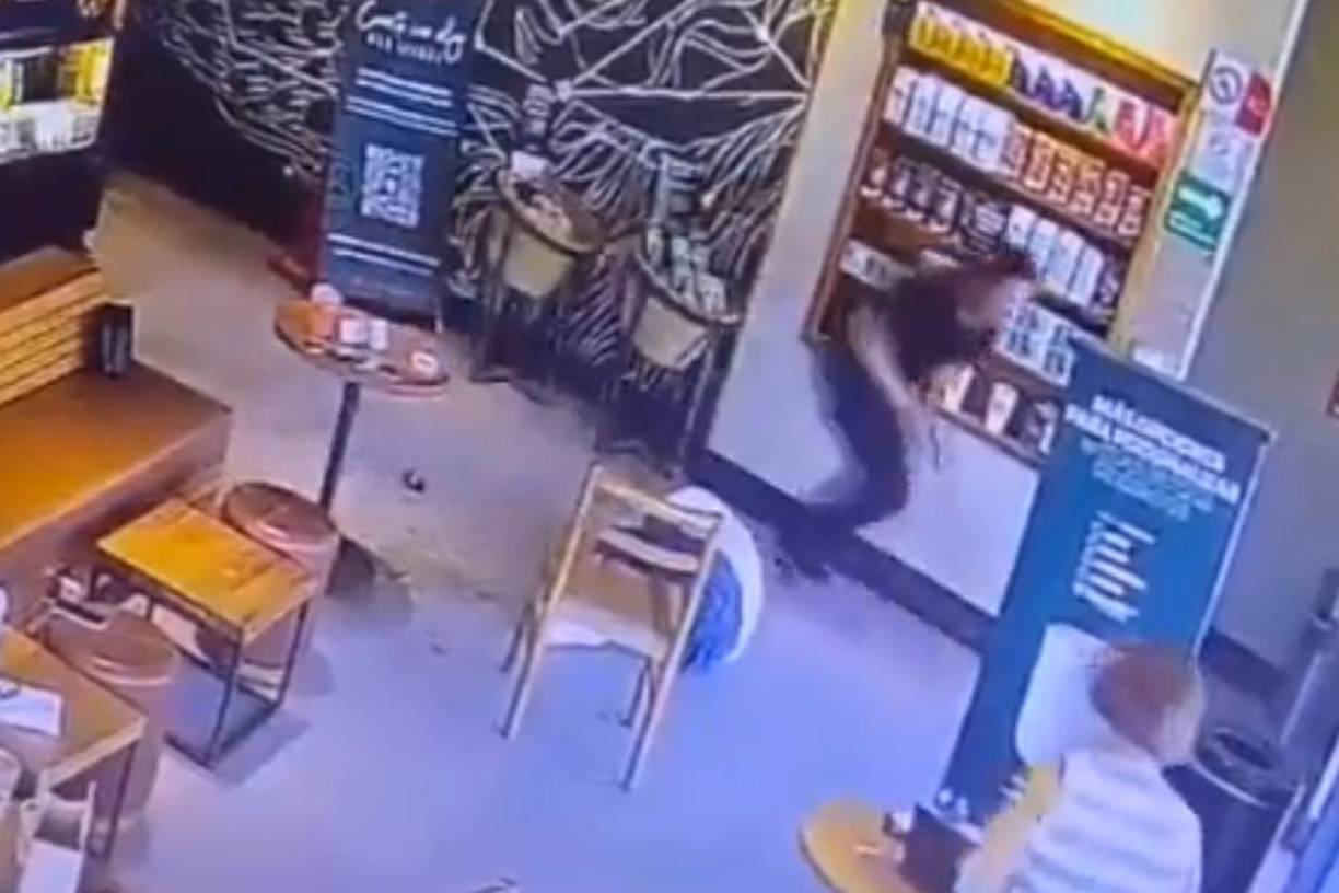 Al verlo armado la mesera regresa despavorida al mostrador y en ese momento el delincuente uno encañonó por la espalda a Luis Carlos Carrillo y y el segundo apuntó al ahora occiso.