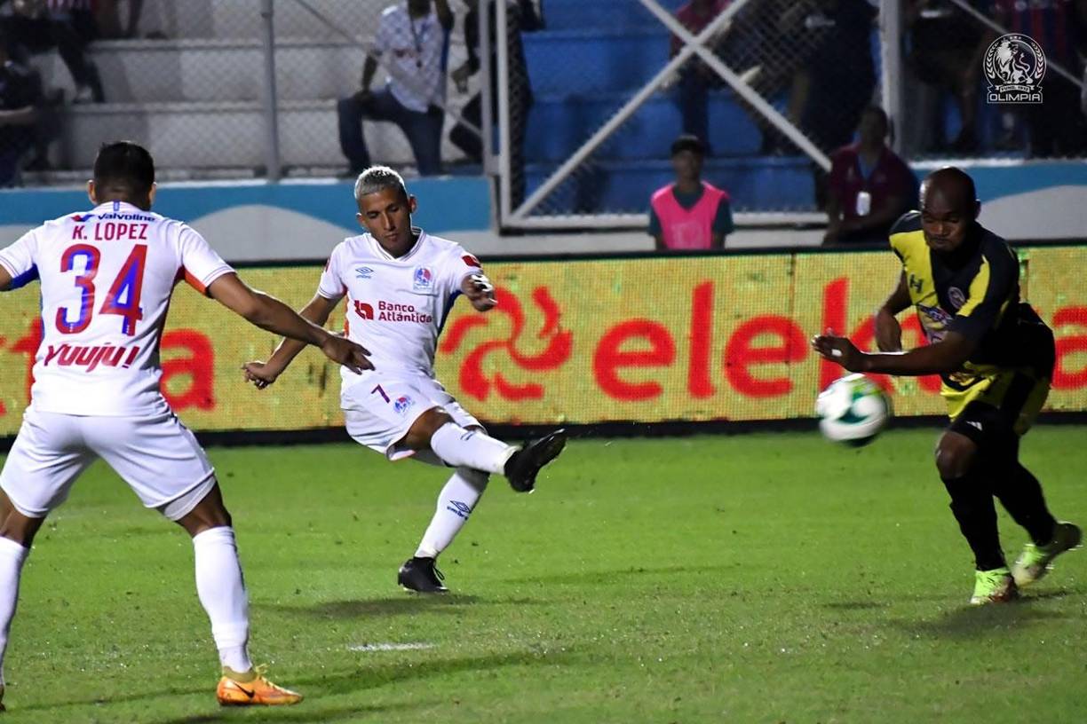 El fuerte derechazo de José Mario Pinto para firmar su primer gol de la noche contra el Génesis.