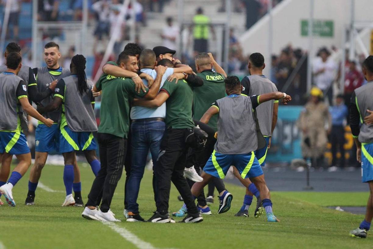 Humberto Rivera y su cuerpo técnico celebrando el gol de Agustín Auzmendi.